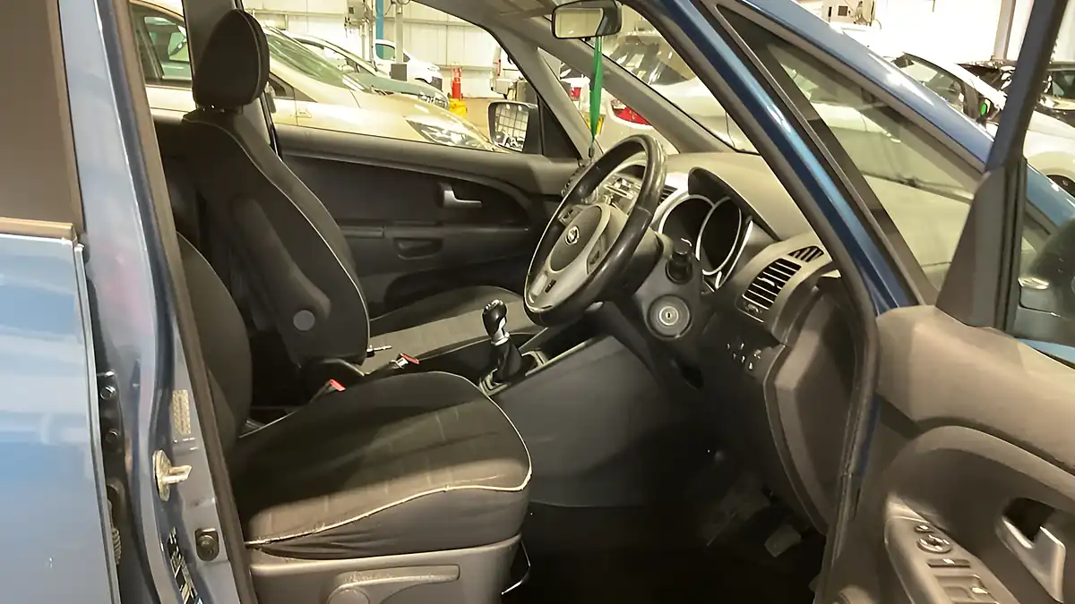 Used 2013 Kia Venga 2 Blue - Interior and Exterior details 6