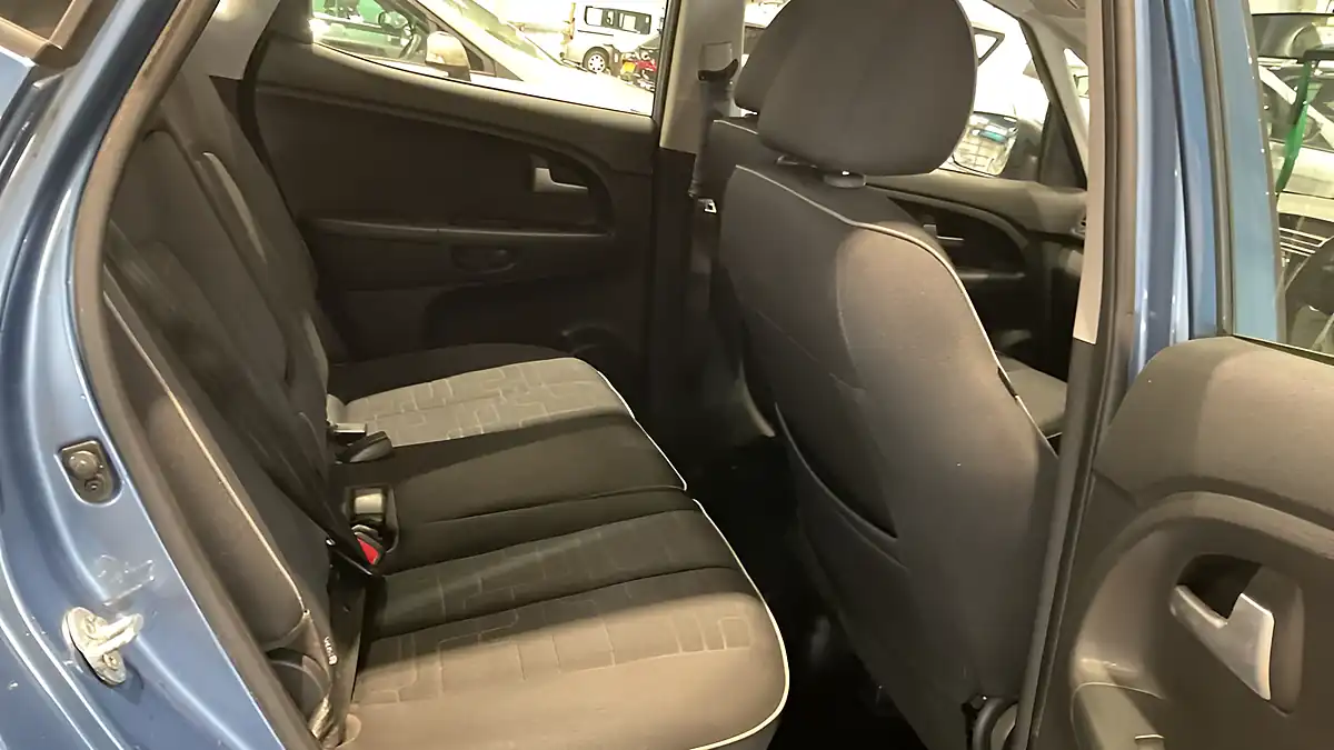 Used 2013 Kia Venga 2 Blue - Interior and Exterior details 9