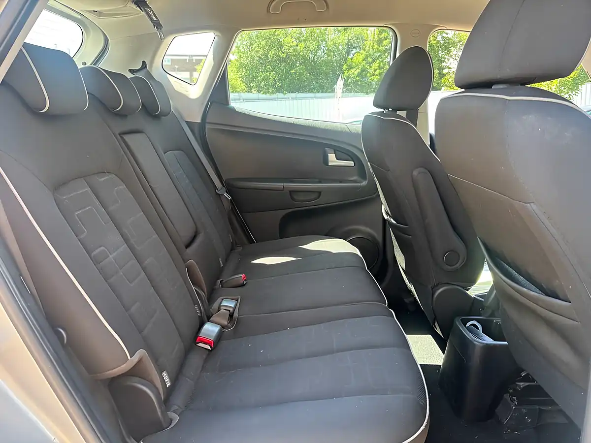 Used 2013 Kia Venga 2 Silver - Interior and Exterior details 12