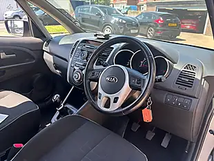 Used 2013 Kia Venga 2 Silver - Interior and Exterior details 9