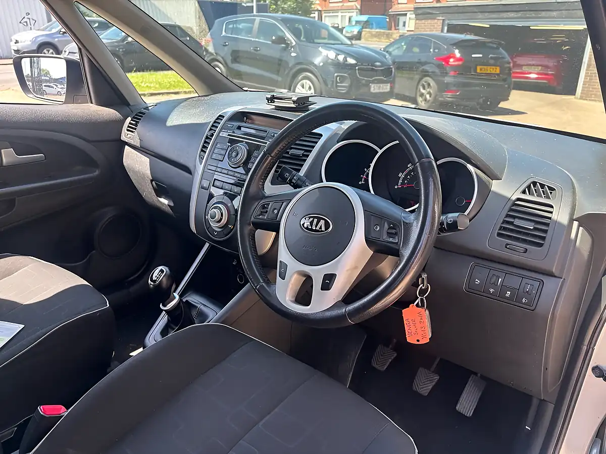 Used 2013 Kia Venga 2 Silver - Interior and Exterior details 9