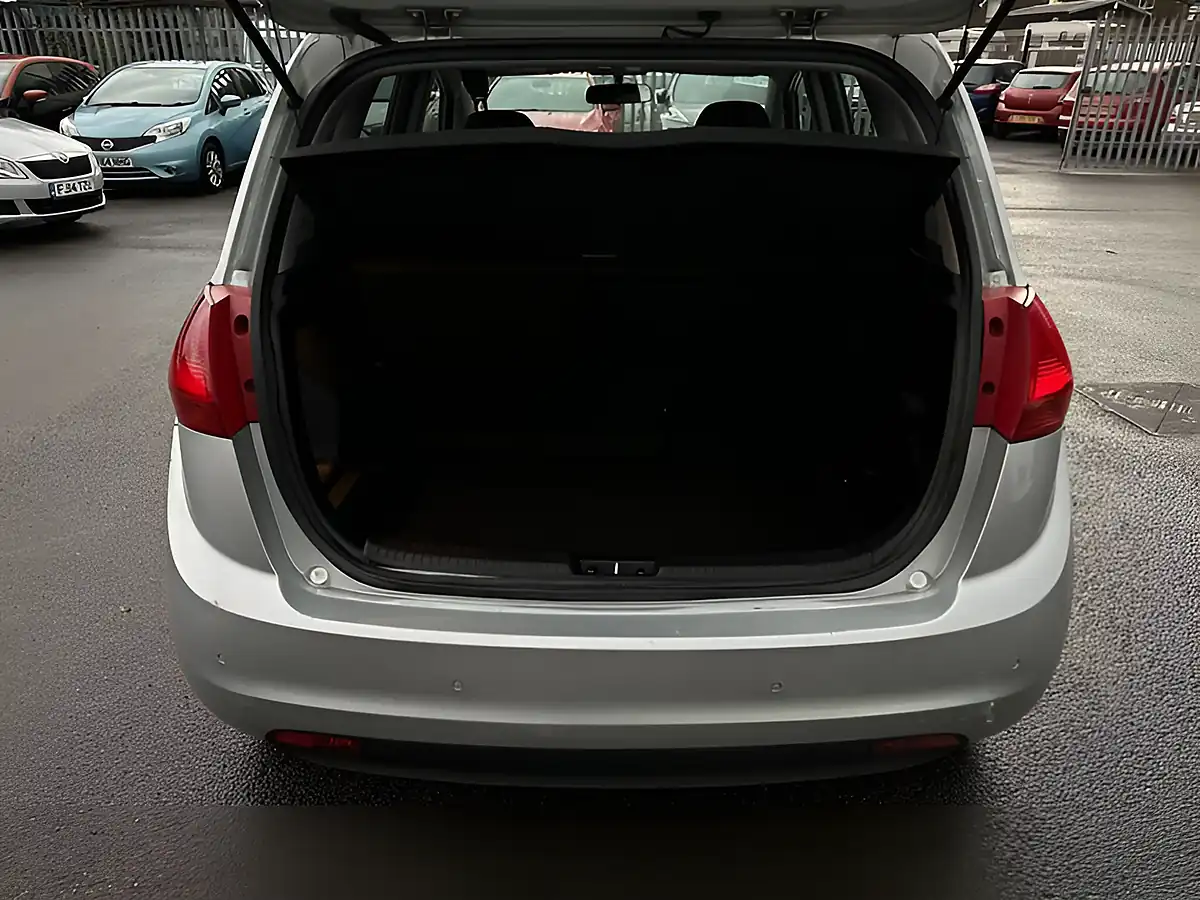 Used 2013 Kia Venga 2 Silver - Interior and Exterior details 12