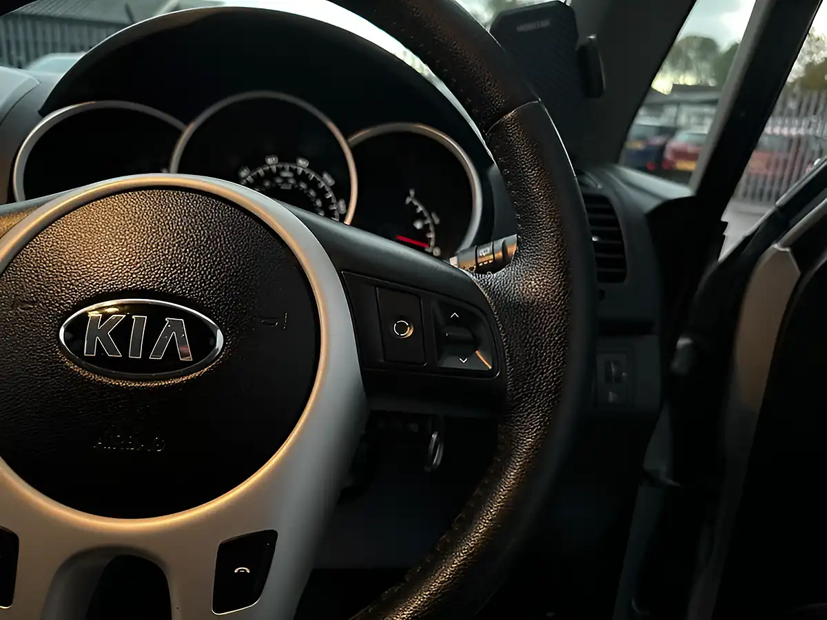 Used 2013 Kia Venga 2 Silver - Interior and Exterior details 16