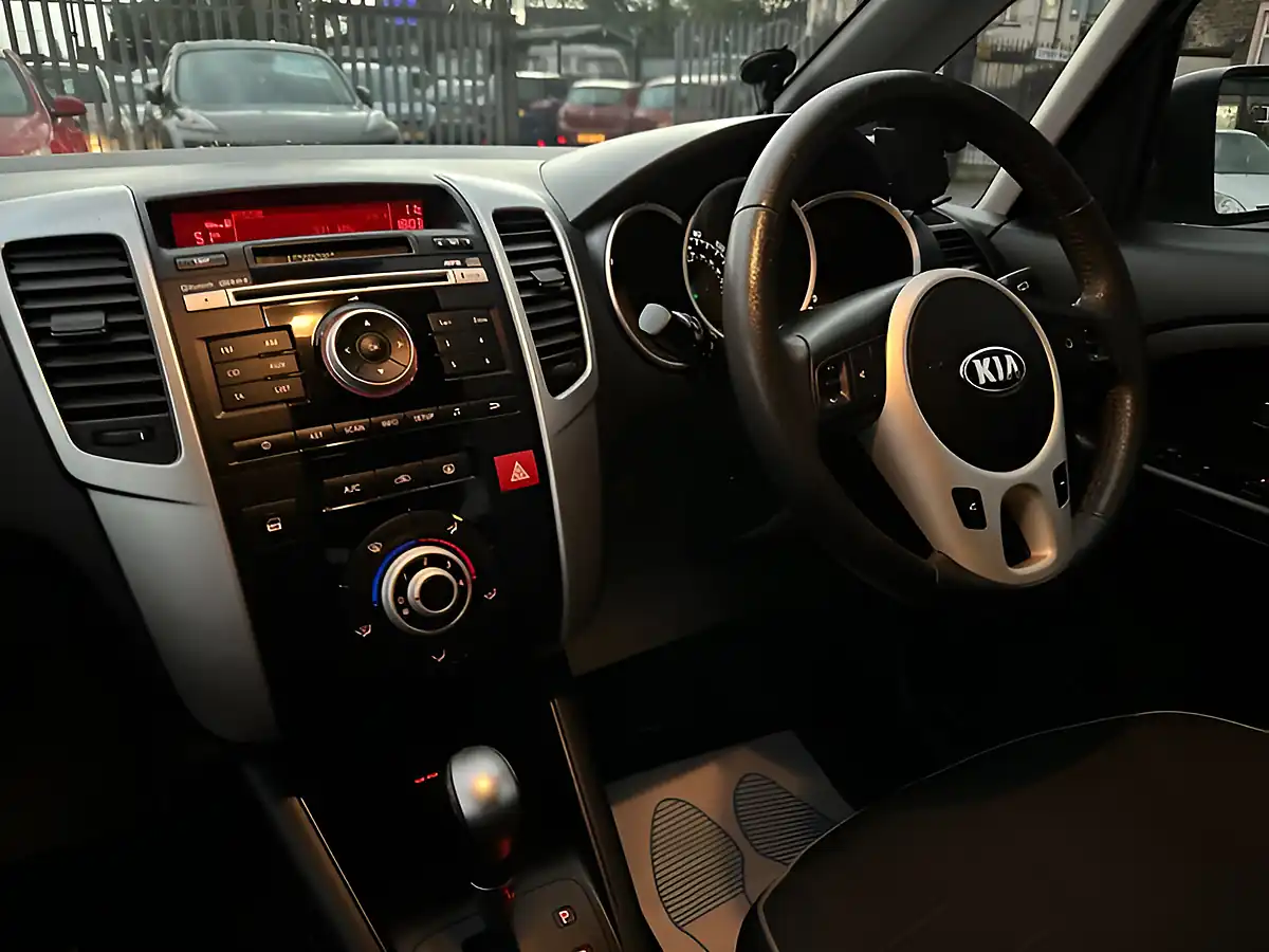 Used 2013 Kia Venga 2 Silver - Interior and Exterior details 19