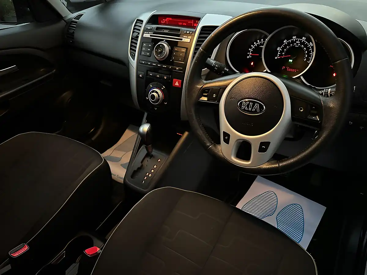 Used 2013 Kia Venga 2 Silver - Interior and Exterior details 2