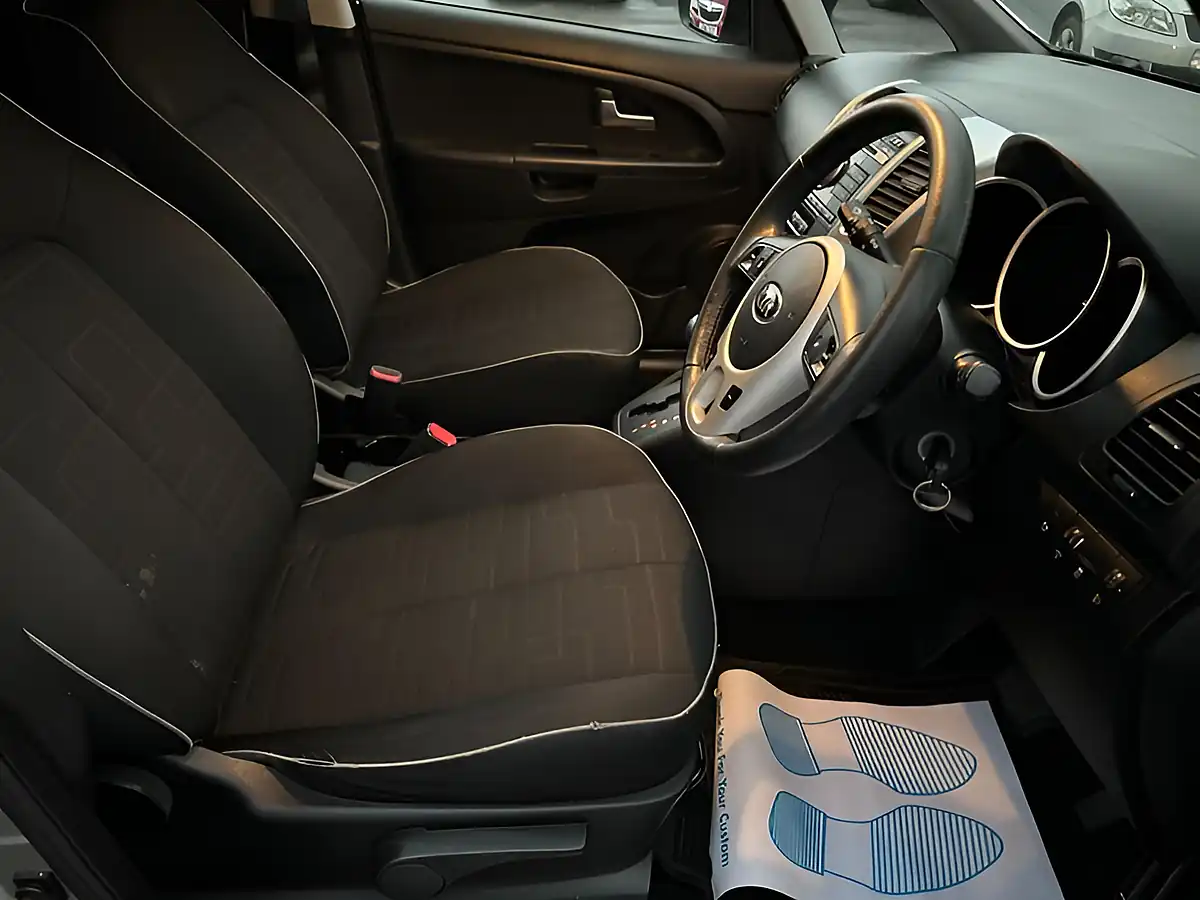 Used 2013 Kia Venga 2 Silver - Interior and Exterior details 6