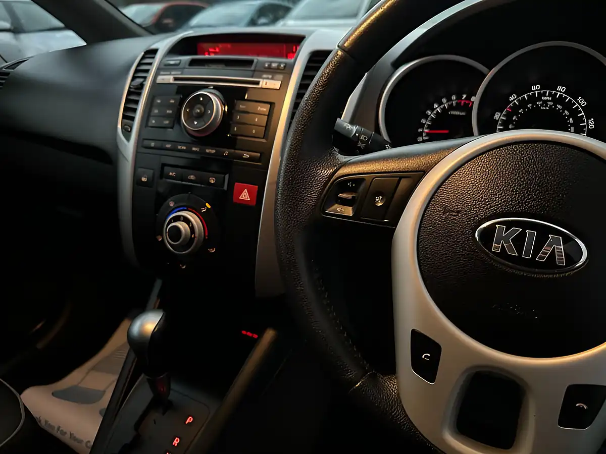 Used 2013 Kia Venga 2 Silver - Interior and Exterior details 7
