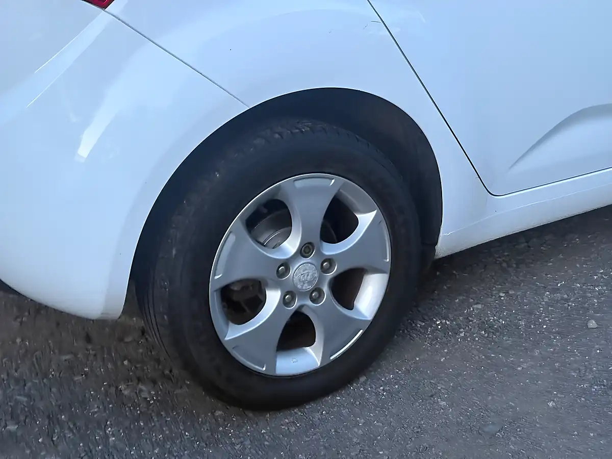 Used 2013 Kia Venga 2 White - Interior and Exterior details 11