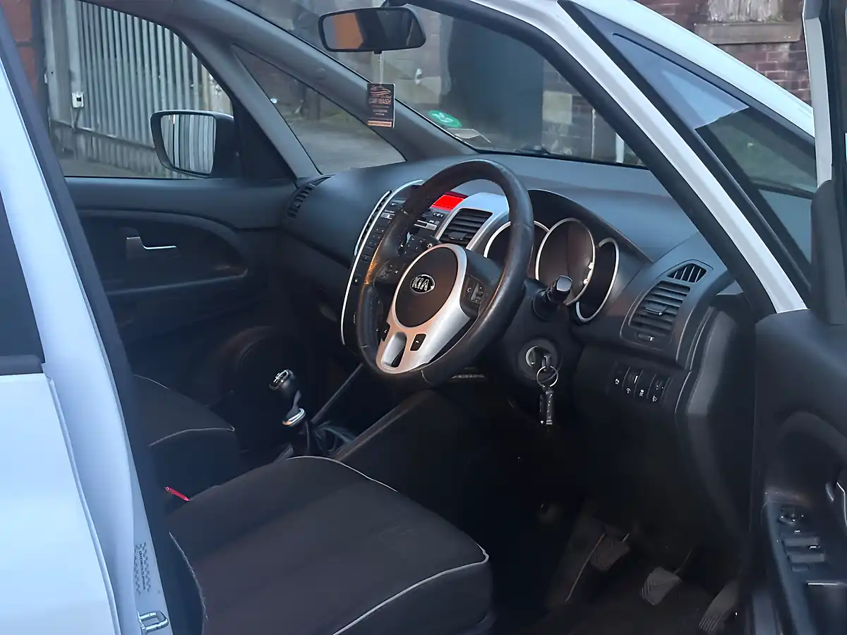 Used 2013 Kia Venga 2 White - Interior and Exterior details 12