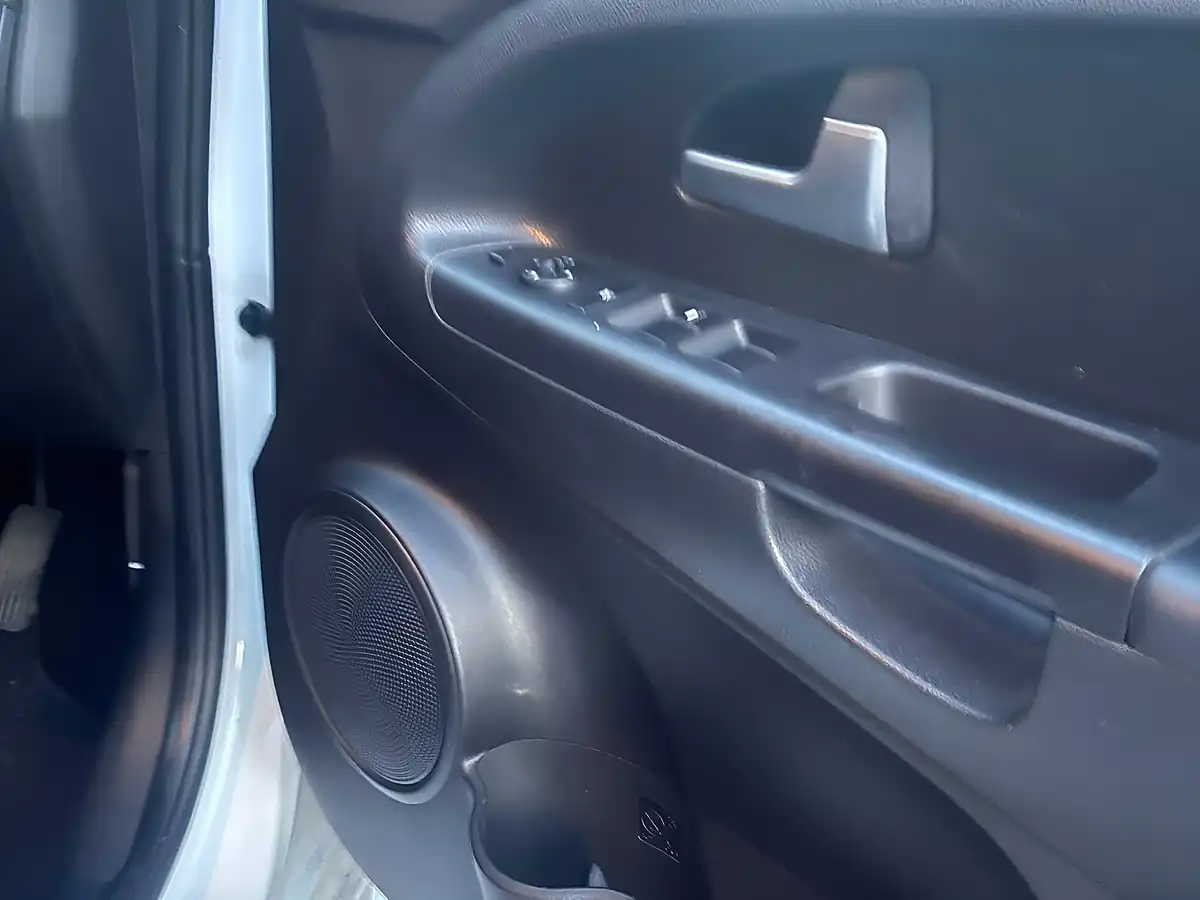 Used 2013 Kia Venga 2 White - Interior and Exterior details 14