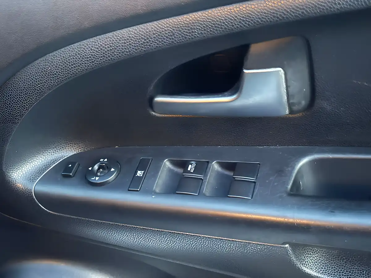Used 2013 Kia Venga 2 White - Interior and Exterior details 15