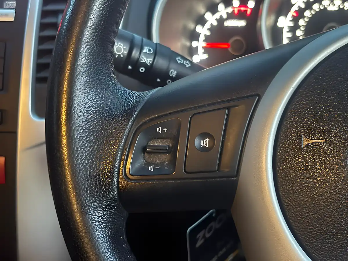 Used 2013 Kia Venga 2 White - Interior and Exterior details 17
