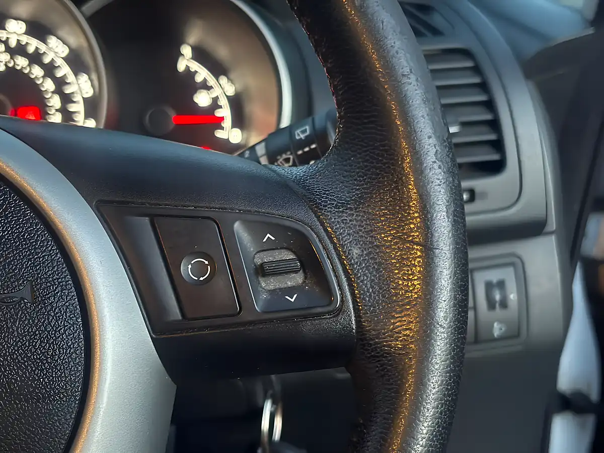 Used 2013 Kia Venga 2 White - Interior and Exterior details 18