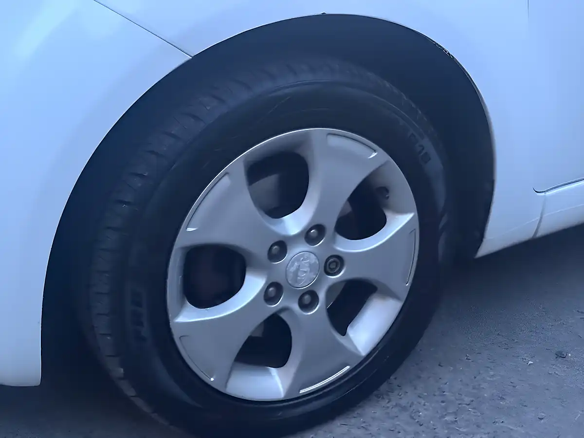 Used 2013 Kia Venga 2 White - Interior and Exterior details 9