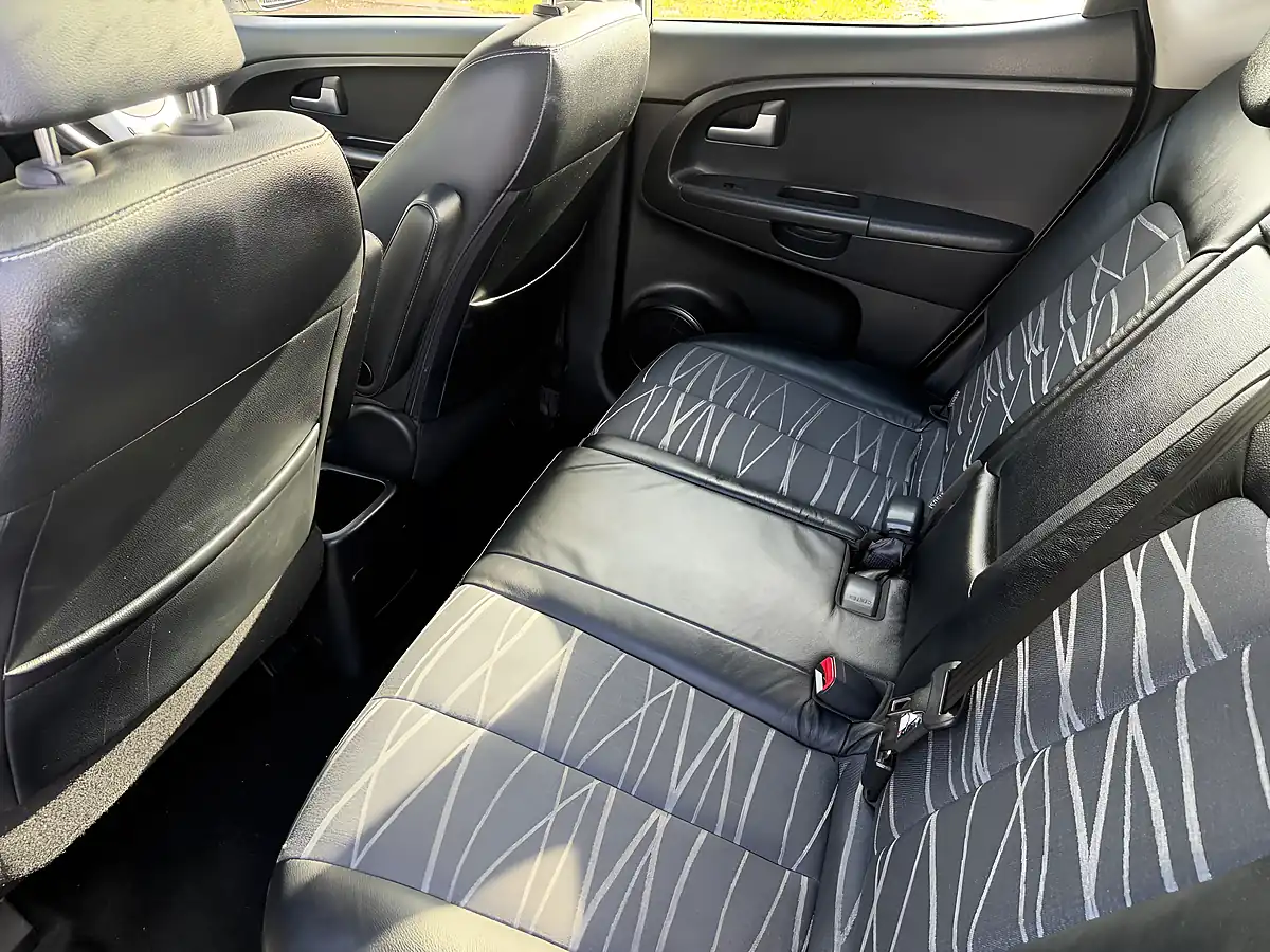 Used 2013 Kia Venga 3 Silver - Interior and Exterior details 11