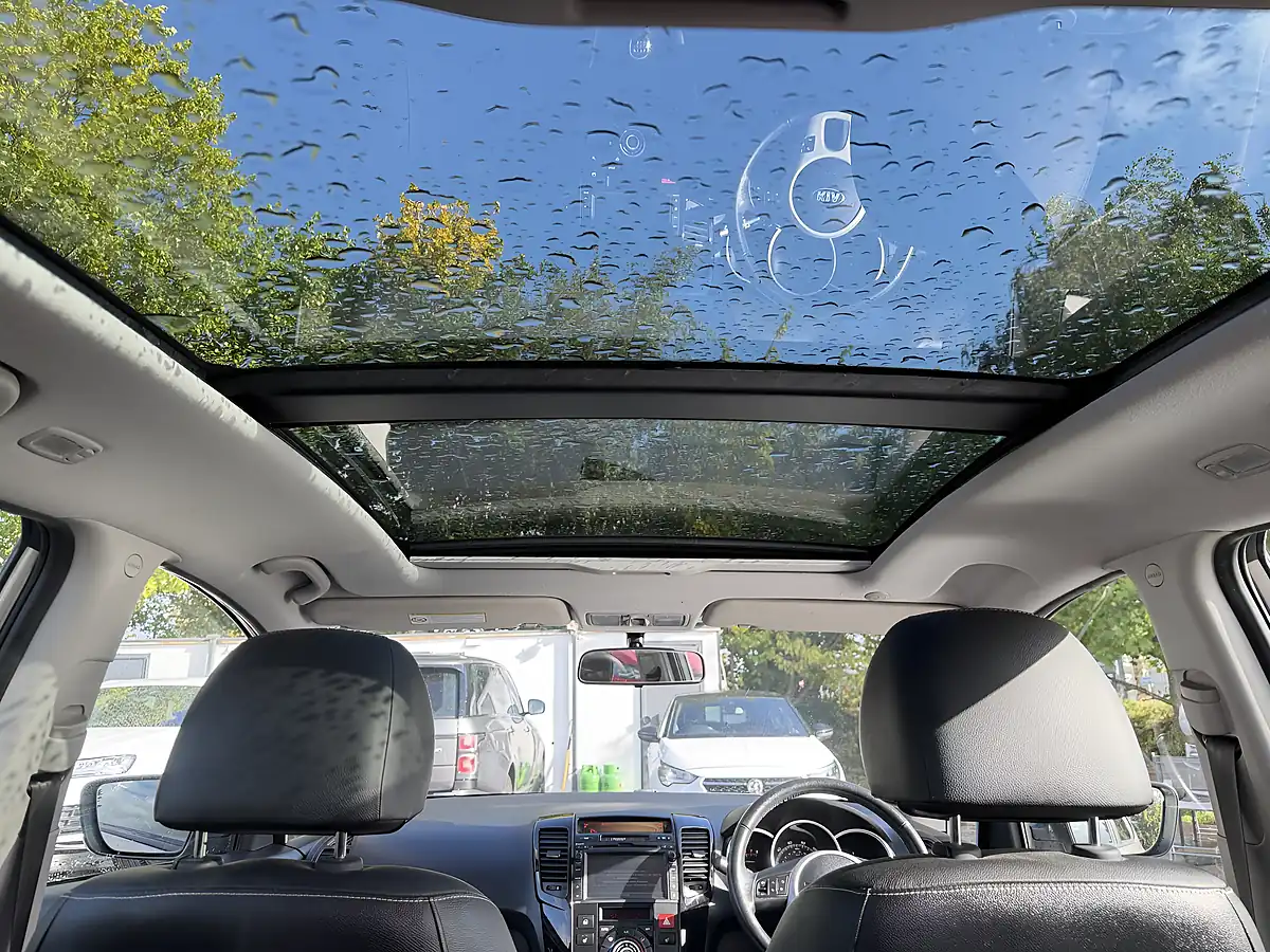 Used 2013 Kia Venga 3 Silver - Interior and Exterior details 12