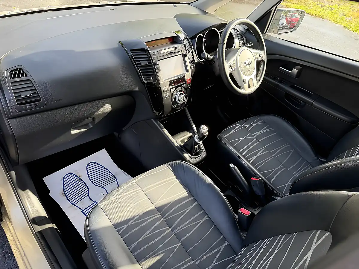 Used 2013 Kia Venga 3 Silver - Interior and Exterior details 8