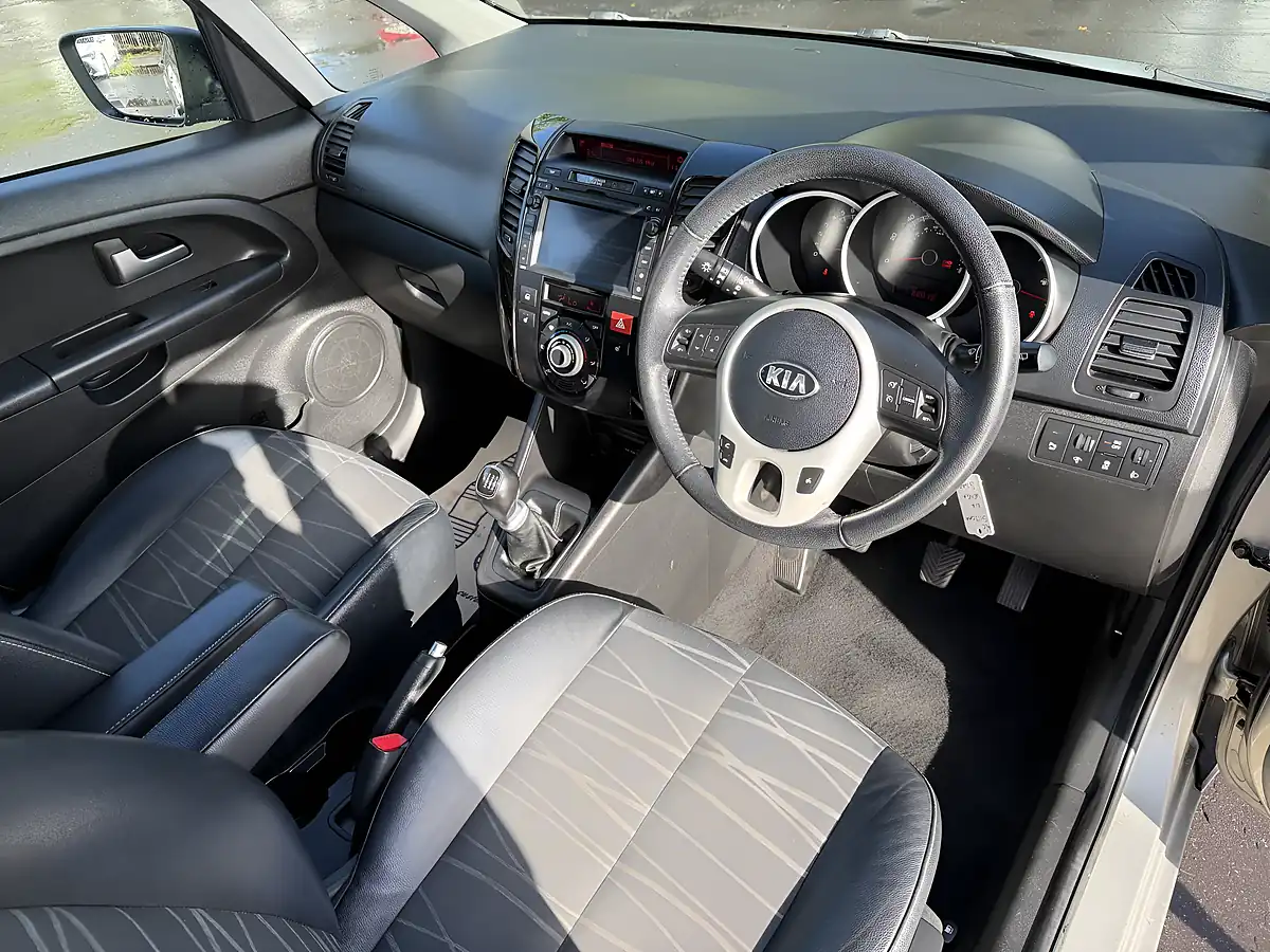 Used 2013 Kia Venga 3 Silver - Interior and Exterior details 9