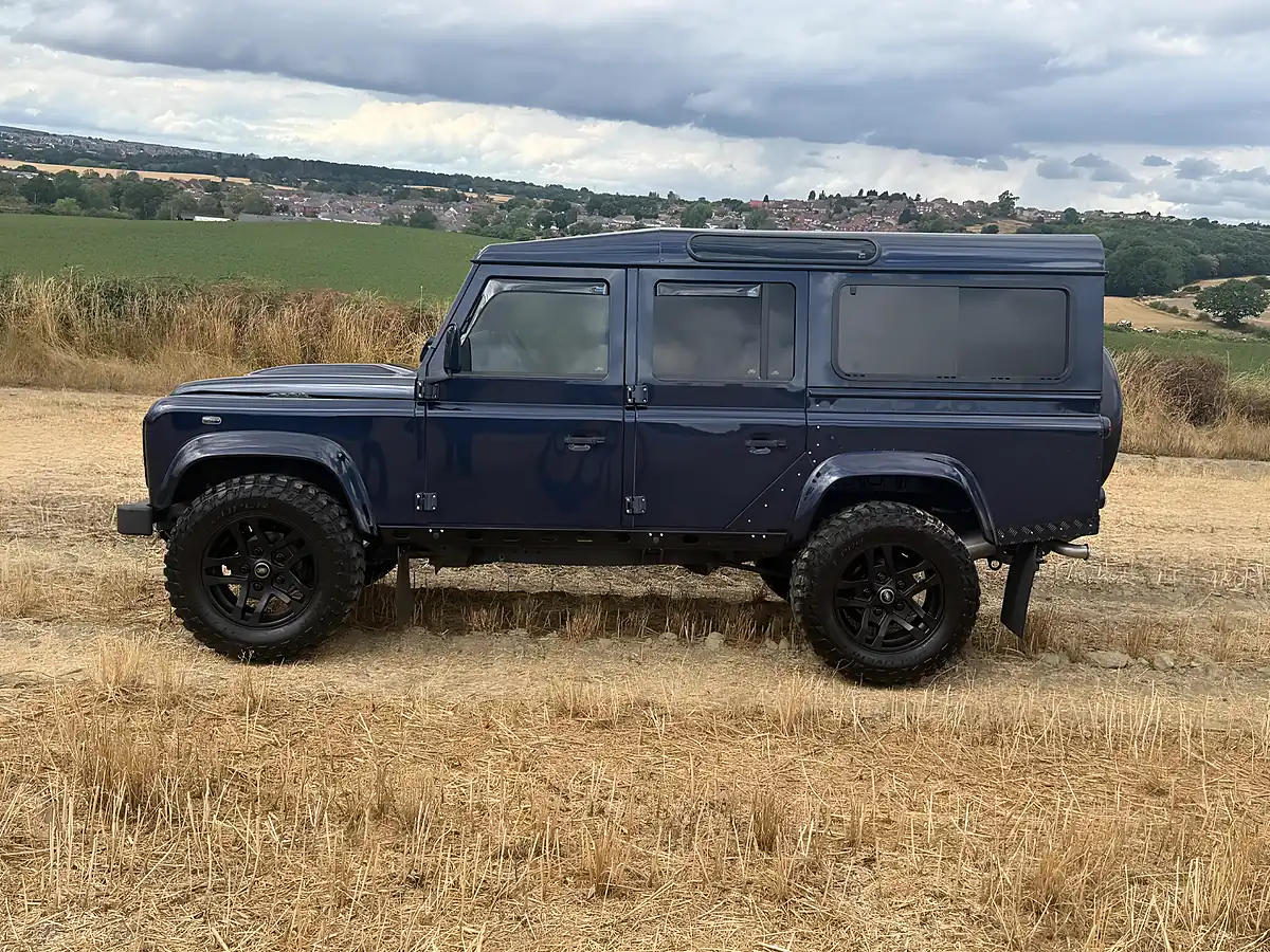 Used 2013 Land Rover Defender 110 Xs Station Wagon Loire Blue - Interior and Exterior details 10
