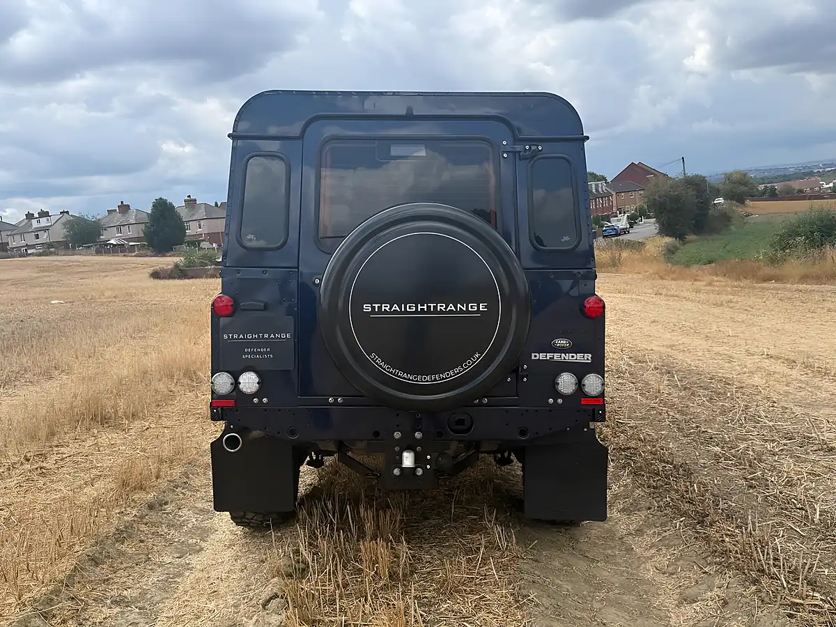 Used 2013 Land Rover Defender 110 Xs Station Wagon Loire Blue - Interior and Exterior details 11