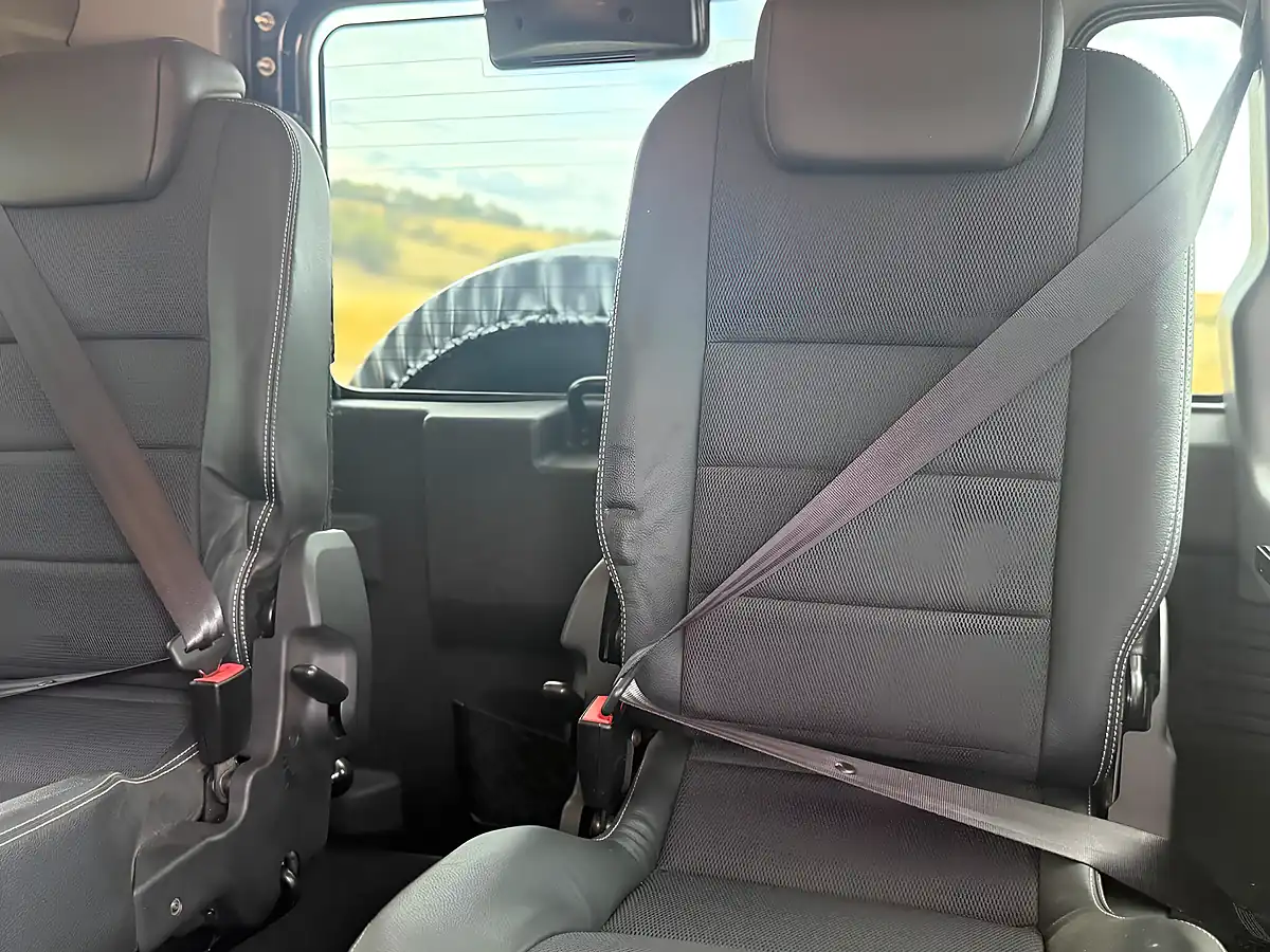 Used 2013 Land Rover Defender 110 Xs Station Wagon Loire Blue - Interior and Exterior details 14