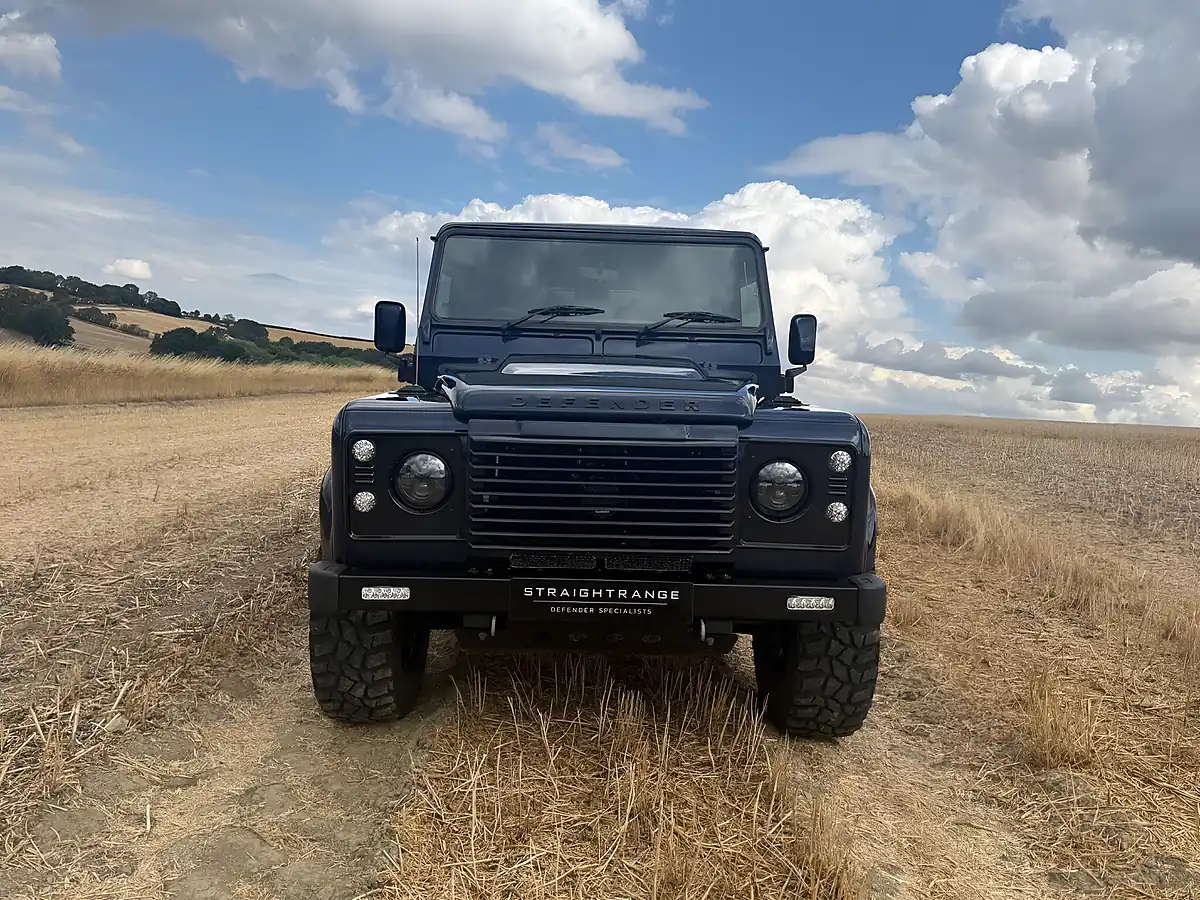 Used 2013 Land Rover Defender 110 Xs Station Wagon Loire Blue - Interior and Exterior details 16