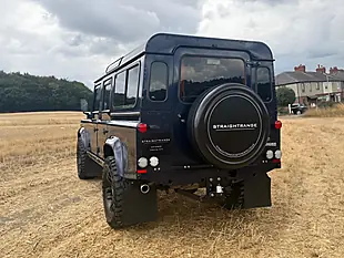 Used 2013 Land Rover Defender 110 Xs Station Wagon Loire Blue - Interior and Exterior details 19