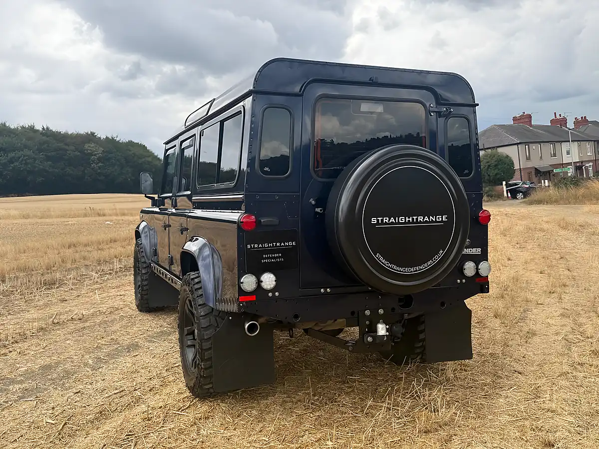 Used 2013 Land Rover Defender 110 Xs Station Wagon Loire Blue - Interior and Exterior details 19