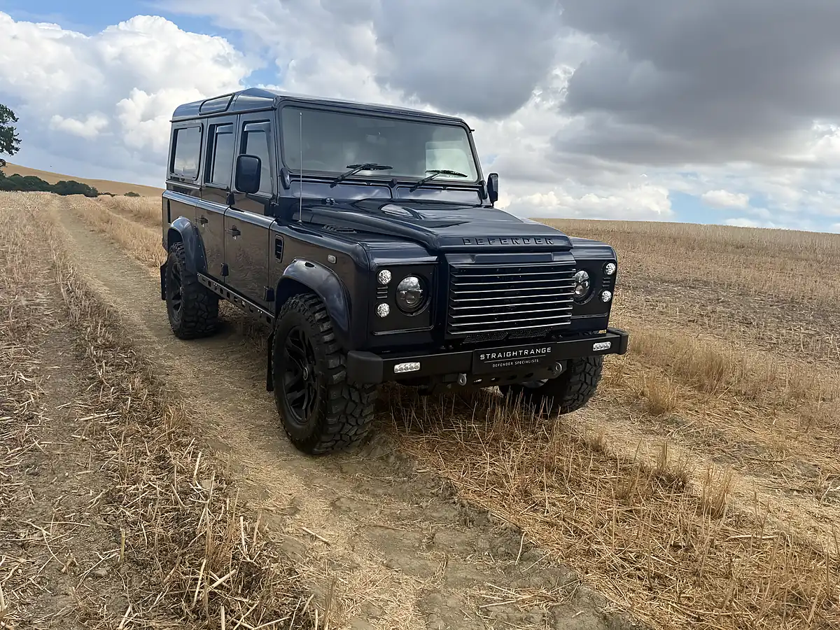 Used 2013 Land Rover Defender 110 Xs Station Wagon Loire Blue - Interior and Exterior details 2