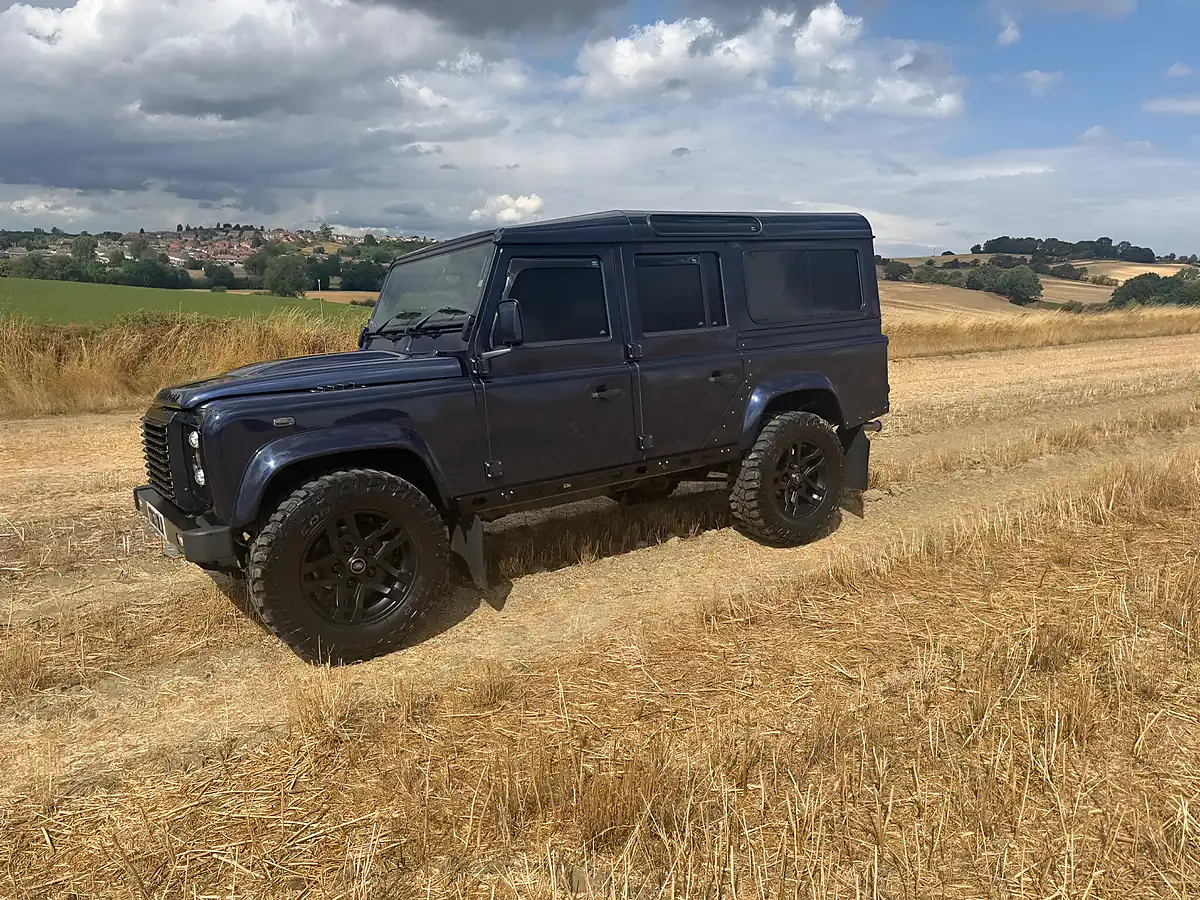 Used 2013 Land Rover Defender 110 Xs Station Wagon Loire Blue - Interior and Exterior details 3