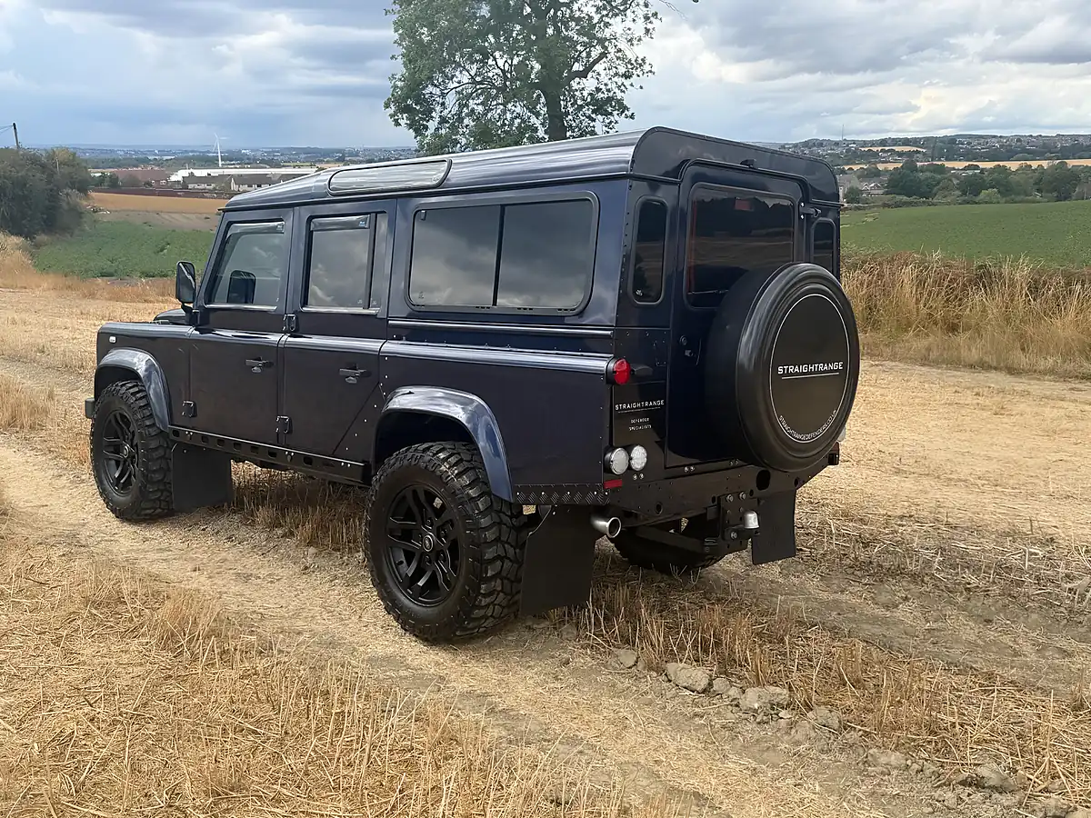 Used 2013 Land Rover Defender 110 Xs Station Wagon Loire Blue - Interior and Exterior details 4