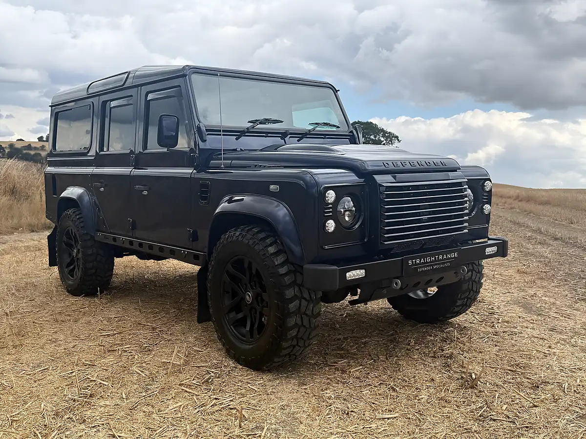 Used 2013 Land Rover Defender 110 Xs Station Wagon Loire Blue - Interior and Exterior details 5