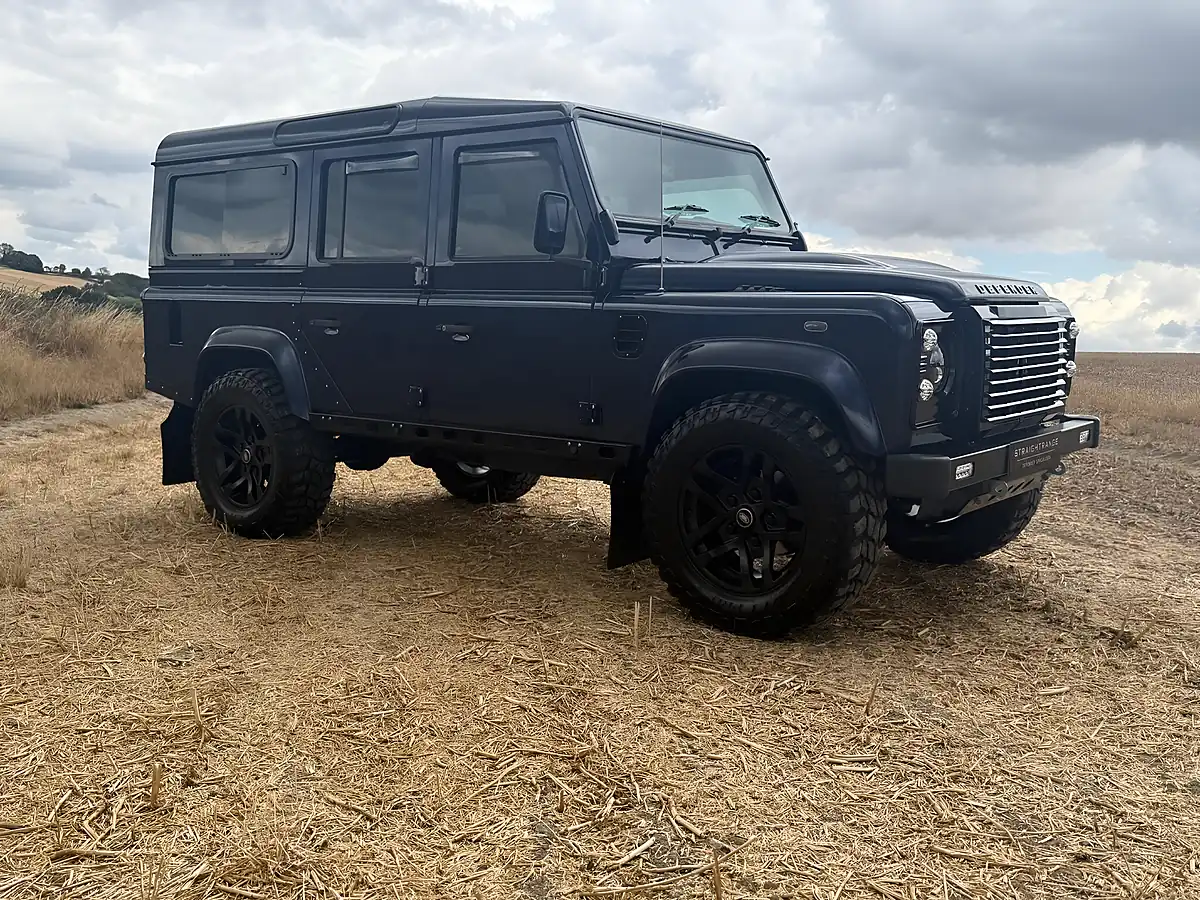 Used 2013 Land Rover Defender 110 Xs Station Wagon Loire Blue - Interior and Exterior details 6