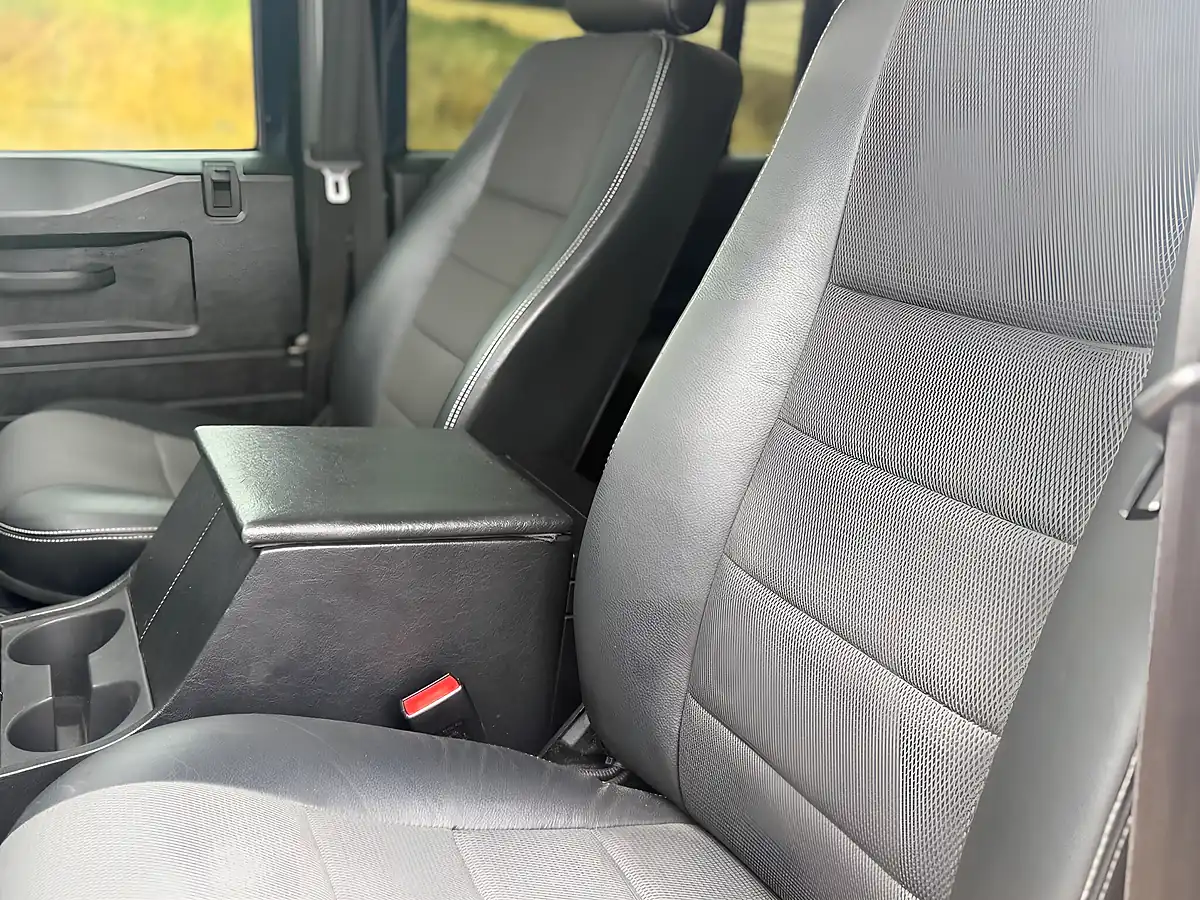 Used 2013 Land Rover Defender 110 Xs Station Wagon Loire Blue - Interior and Exterior details 7