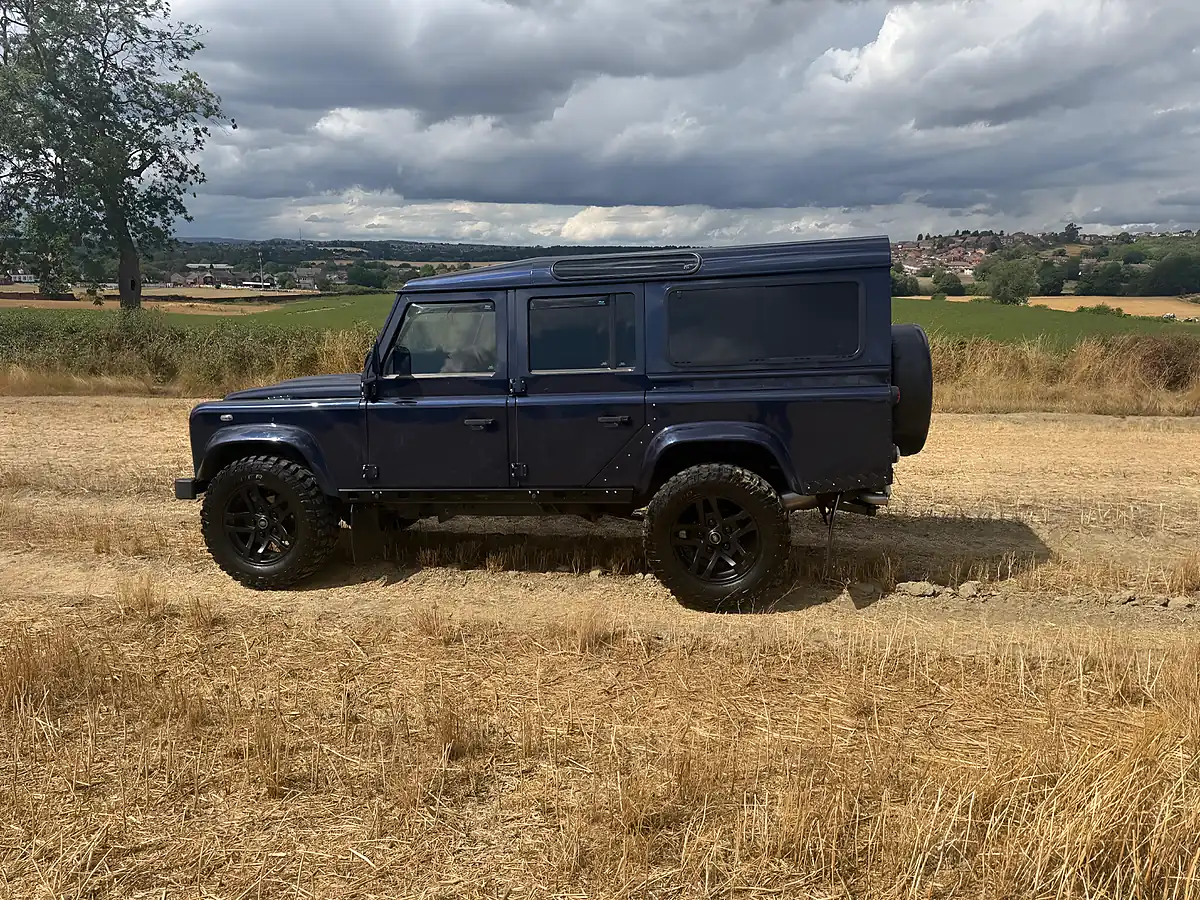 Used 2013 Land Rover Defender 110 Xs Station Wagon Loire Blue - Interior and Exterior details 8