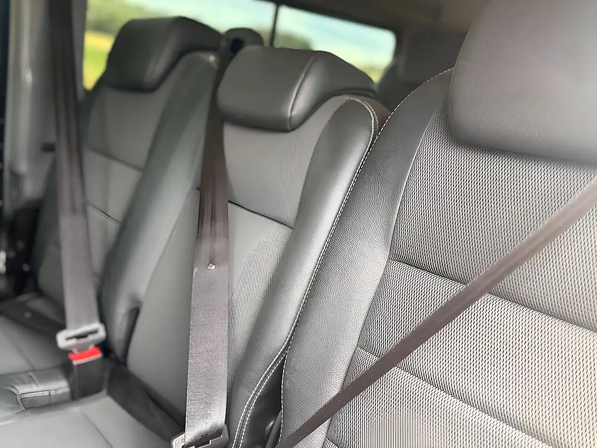 Used 2013 Land Rover Defender 110 Xs Station Wagon Loire Blue - Interior and Exterior details 9