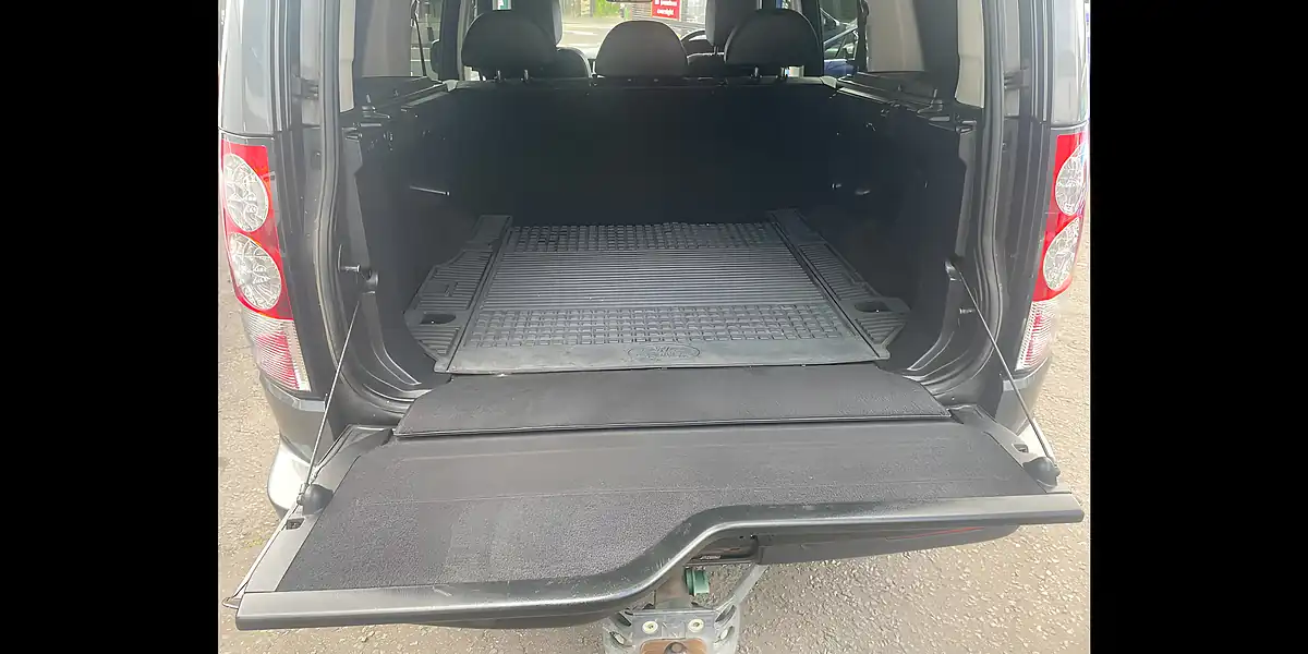 Used 2013 Land Rover Discovery 4 Grey - Interior and Exterior details 10