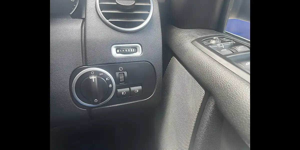 Used 2013 Land Rover Discovery 4 Grey - Interior and Exterior details 17