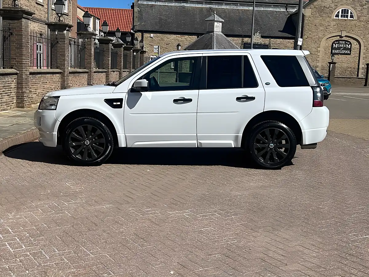 Used 2013 Land Rover Freelander 2 Dynamic White - Interior and Exterior details 7