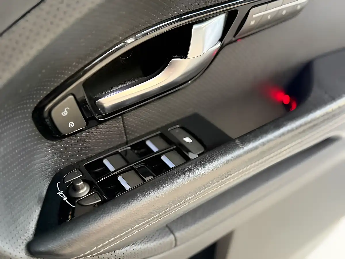 Used 2013 Land Rover Range Rover Evoque Dynamic White - Interior and Exterior details 15