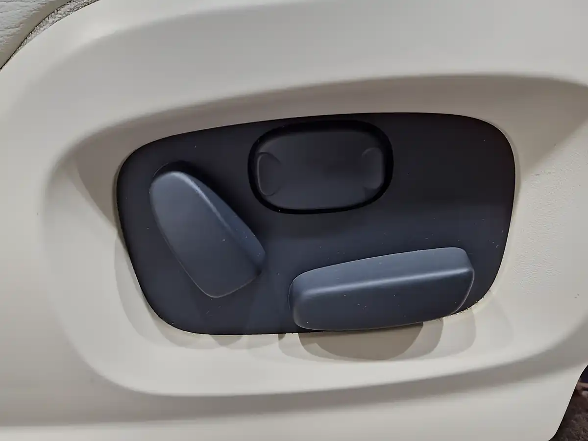 Used 2013 Land Rover Range Rover Evoque Prestige Barolo Black - Interior and Exterior details 12