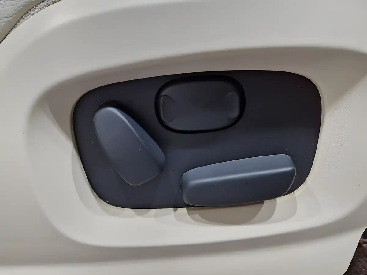 Used 2013 Land Rover Range Rover Evoque Prestige Black - Interior and Exterior details 12