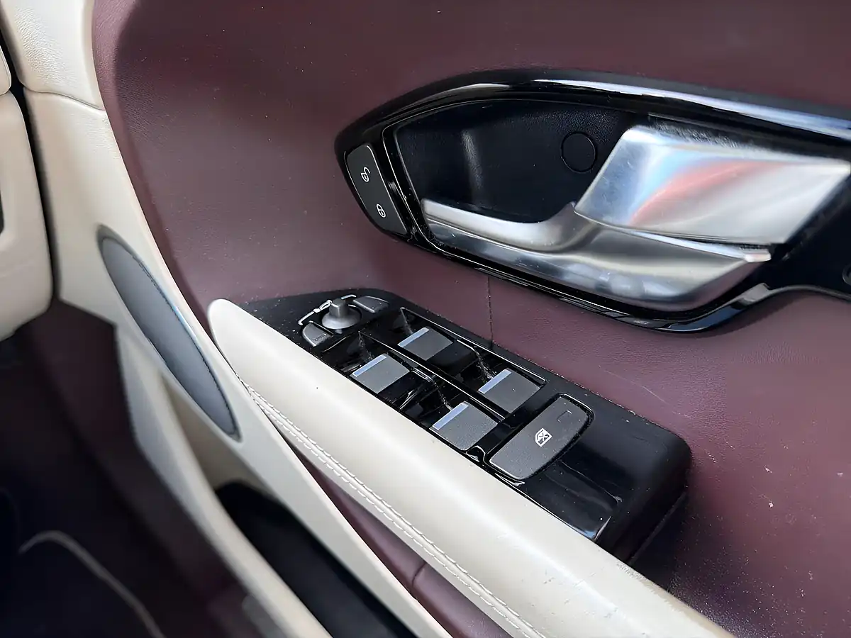 Used 2013 Land Rover Range Rover Evoque Prestige Red - Interior and Exterior details 14
