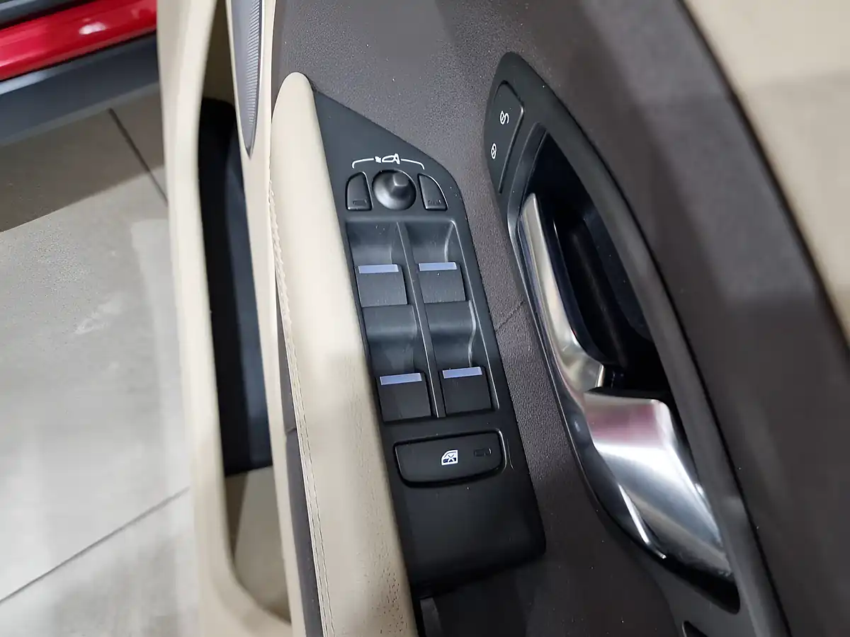 Used 2013 Land Rover Range Rover Evoque Pure Firenze Red - Interior and Exterior details 18