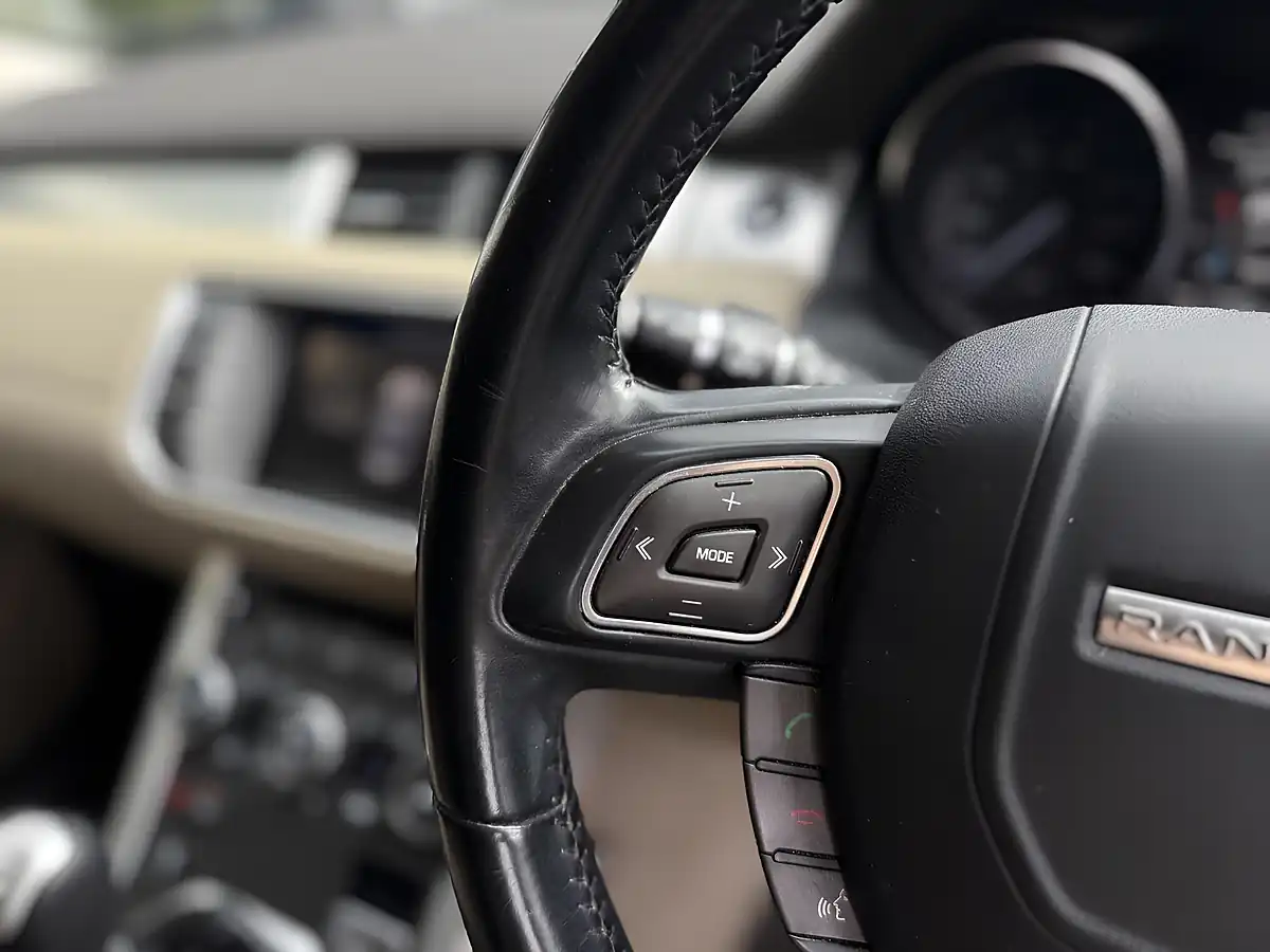 Used 2013 Land Rover Range Rover Evoque Pure Red - Interior and Exterior details 14