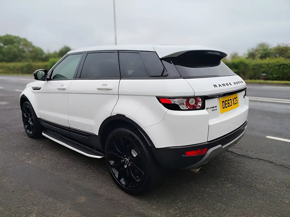 Used 2013 Land Rover Range Rover Evoque Pure Tech White - Interior and Exterior details 4