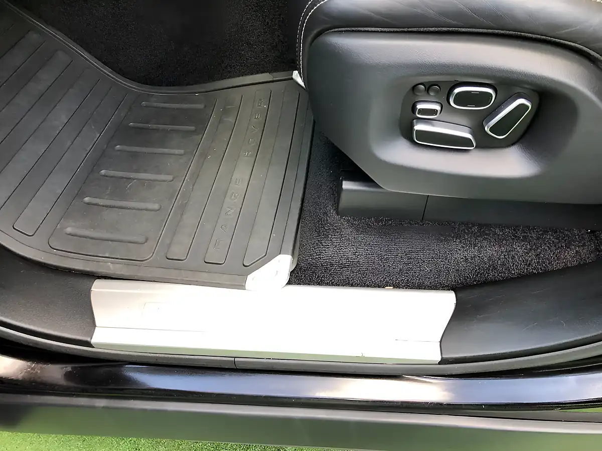 Used 2013 Land Rover Range Rover Vogue Se Black - Interior and Exterior details 18