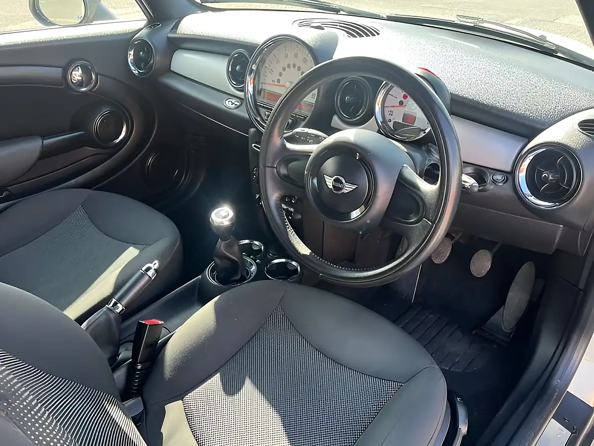 Used 2013 MINI Convertible One Pepper White - Interior and Exterior details 13