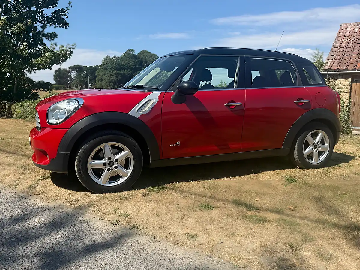 Used 2013 MINI Countryman Cooper Blazing Red - Interior and Exterior details 19