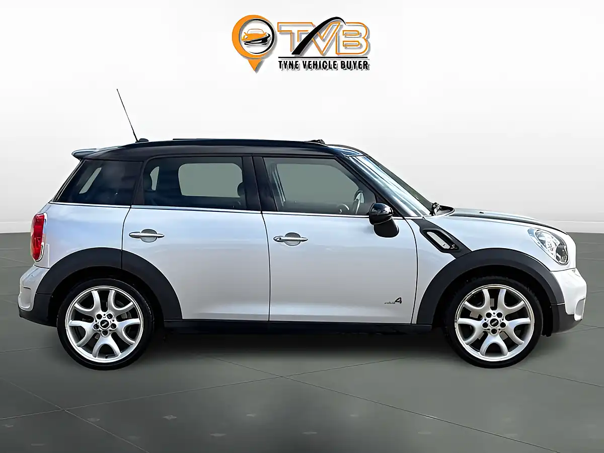 Used 2013 MINI Countryman Cooper S All4 Crystal Silver - Interior and Exterior details 3